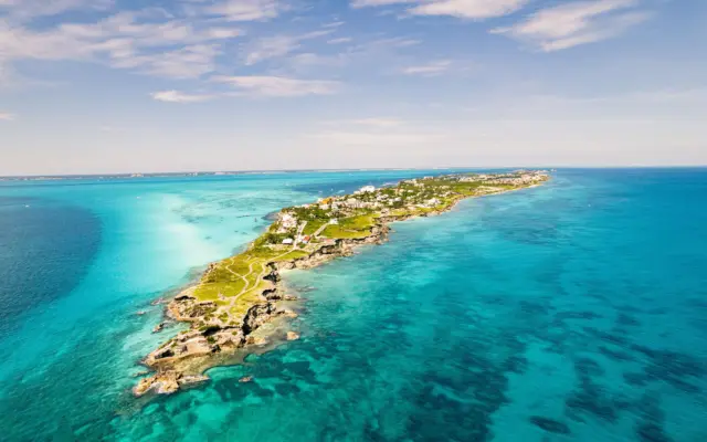 Vista aérea de Isla Mujeres con aguas turquesas del Caribe mexicano