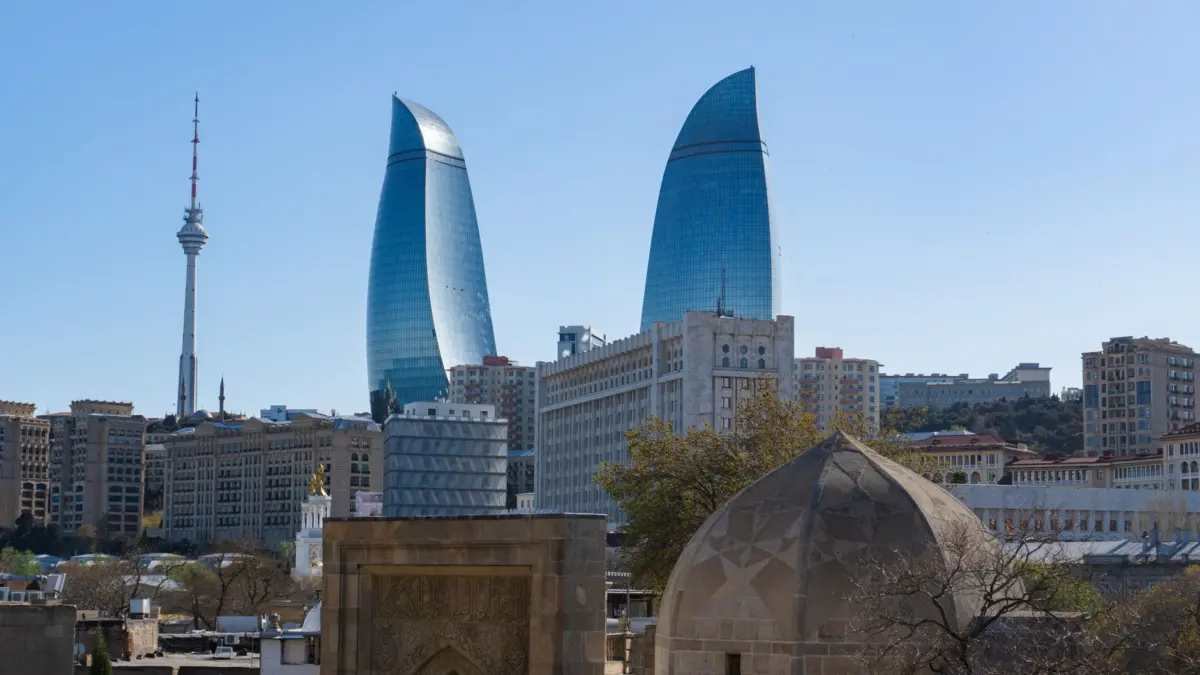Flame Towers iluminadas de noche en Bakú, Azerbaiyán