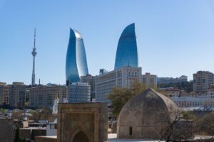 Flame Towers iluminadas de noche en Bakú, Azerbaiyán