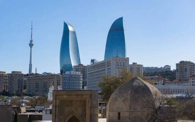 Flame Towers iluminadas de noche en Bakú, Azerbaiyán