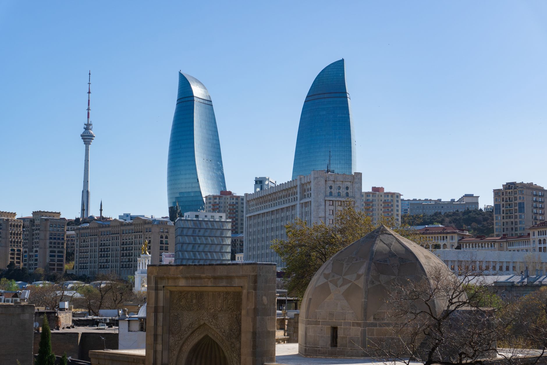 Bakú, la ciudad que quiso rivalizar con Dubái: qué se construyó de verdad 1 Flame Towers iluminadas de noche en Bakú, Azerbaiyán