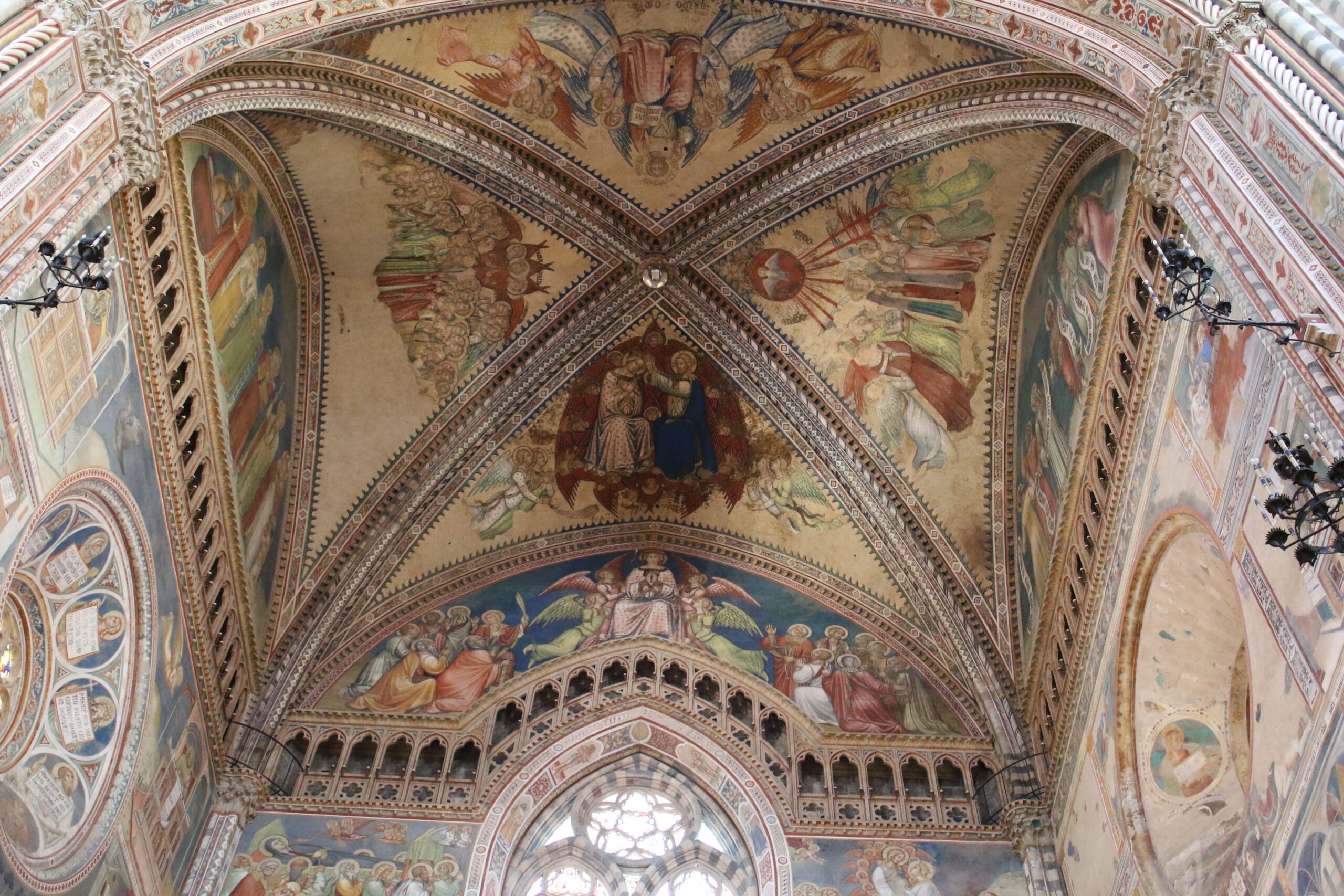 Duomo di Milano: guía para visitarlo en 2026 2 Interior gótico de una catedral italiana