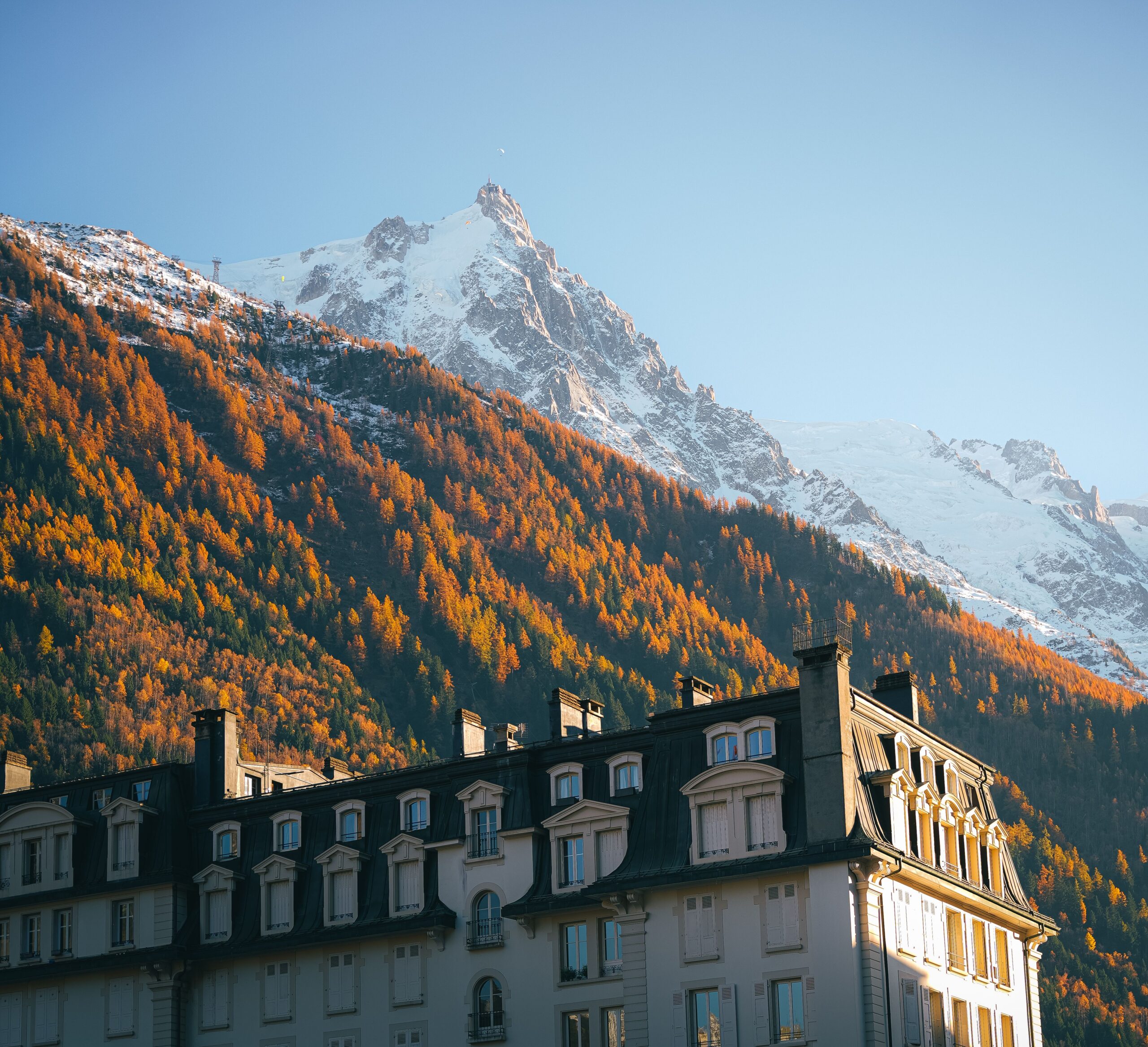 Pueblo de Chamonix con los picos nevados de fondo