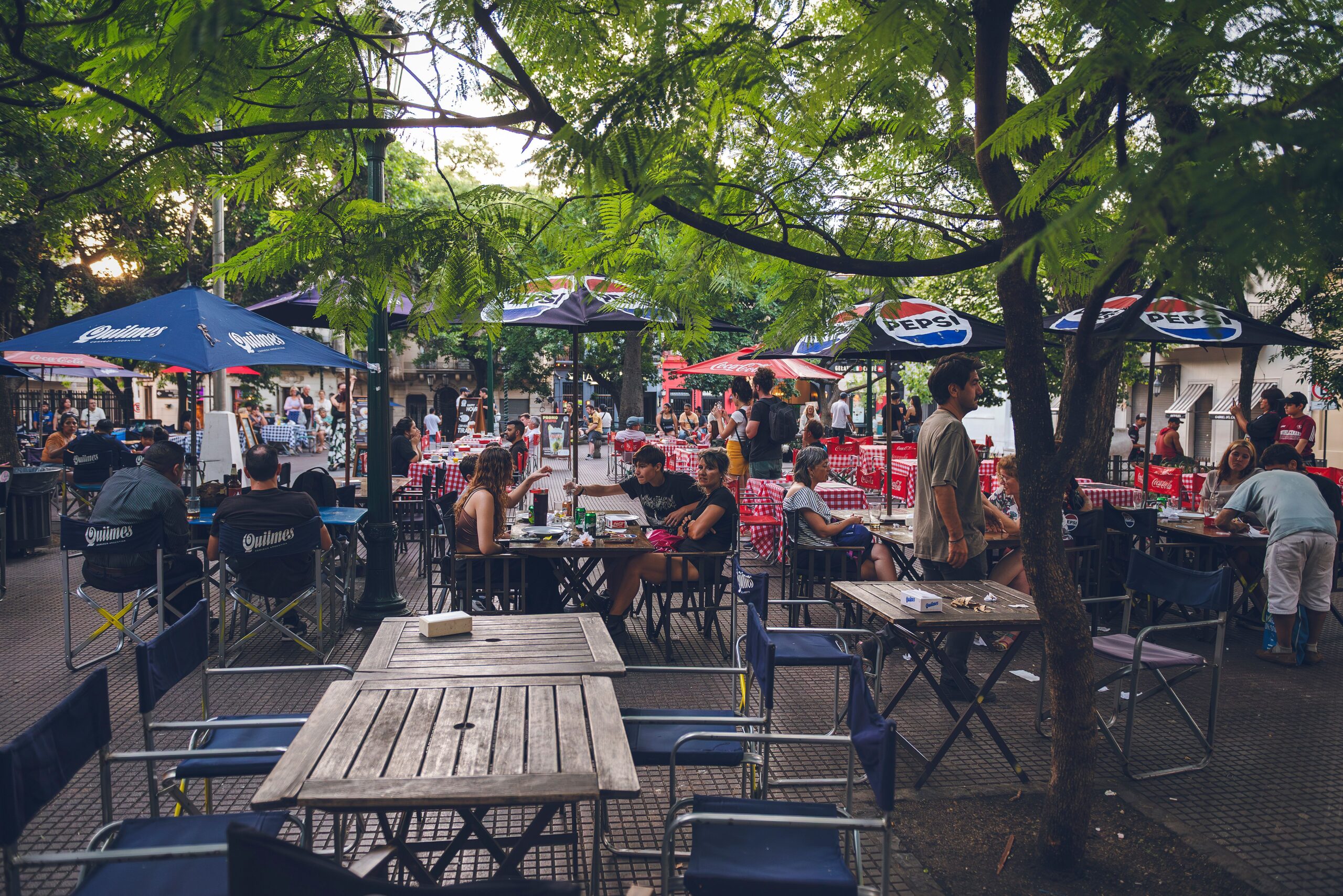 Terraza de un café en el barrio de San Telmo, Buenos Aires