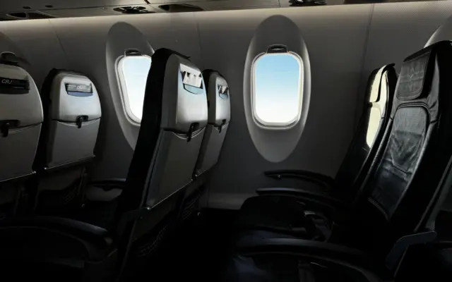 Vista aérea desde ventanilla de avión en vuelo de larga distancia
