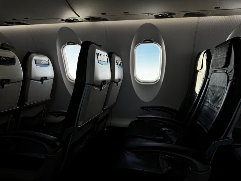 Home Elementor 8 Vista aérea desde ventanilla de avión en vuelo de larga distancia