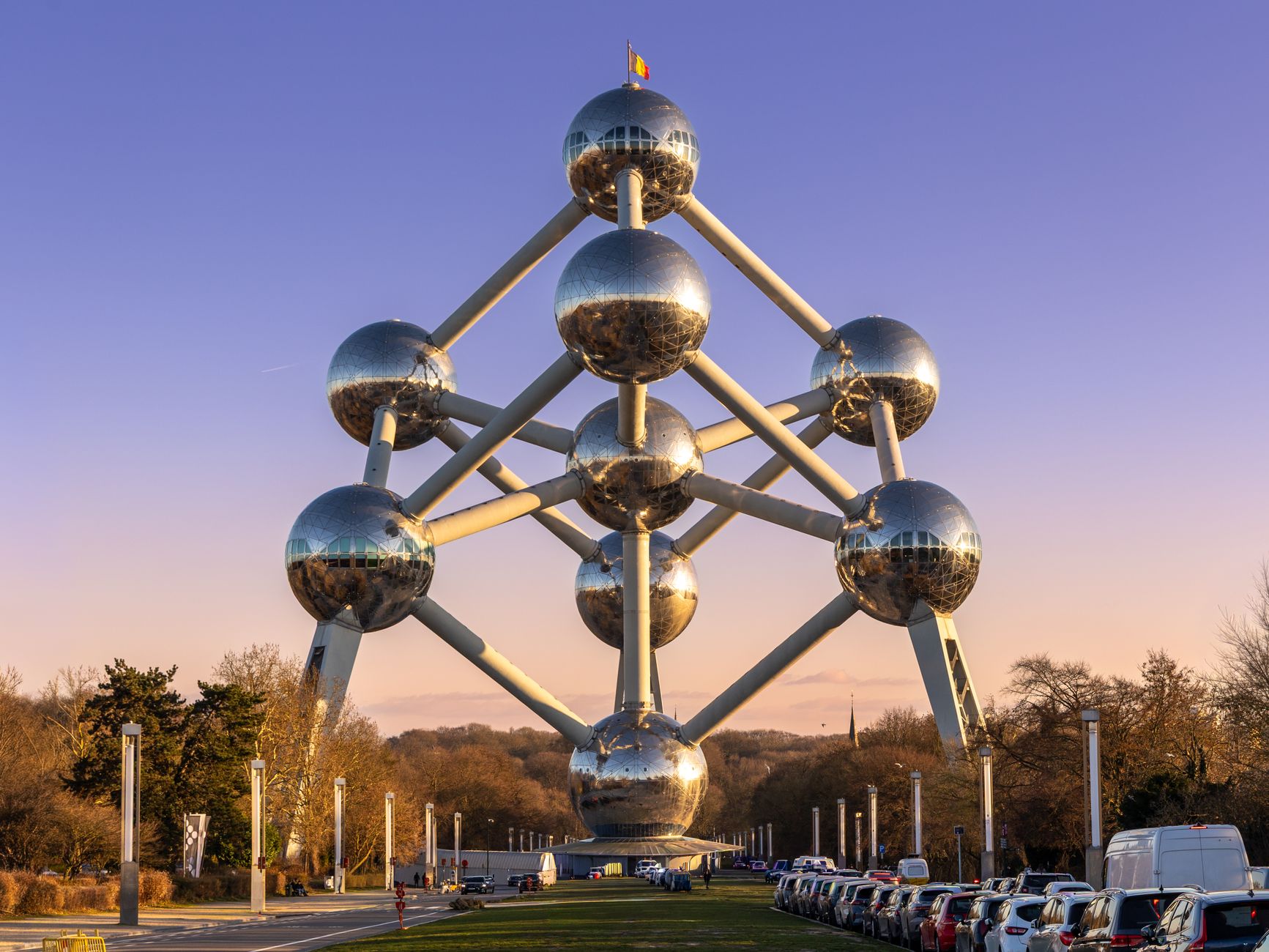 El Atomium de Bruselas iluminado al atardecer