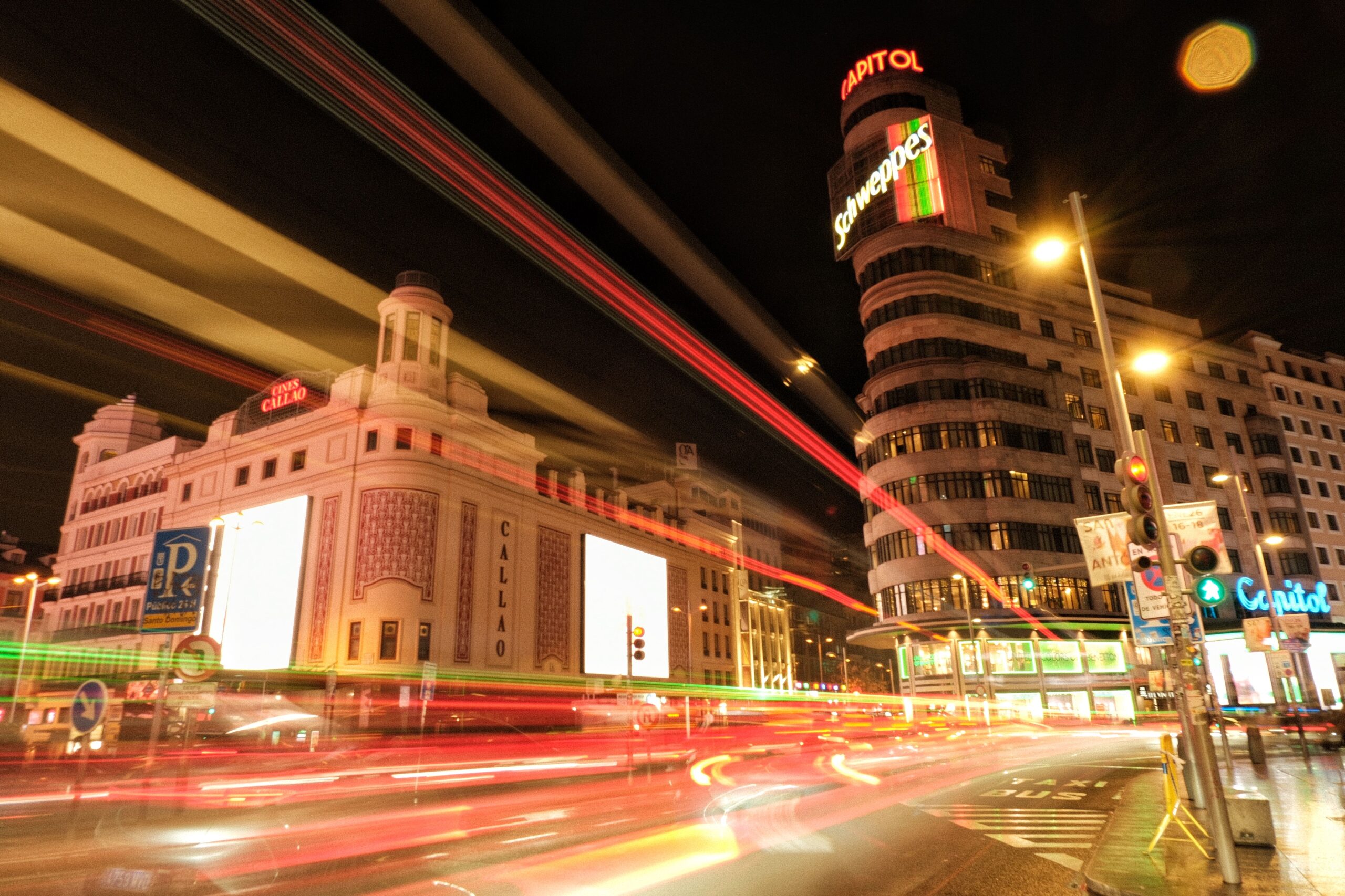 Plaza de Callao en Madrid de noche con luces largas