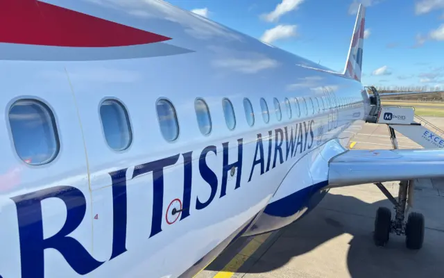 Avión de British Airways estacionado en la pista de Londres