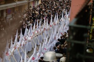 Procesión de nazarenos en Semana Santa en Sevilla