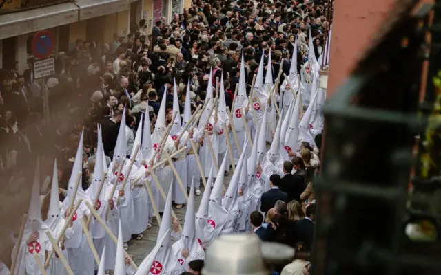 Procesión de nazarenos en Semana Santa en Sevilla