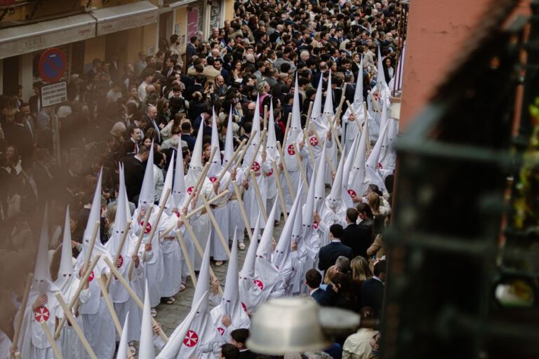 Procesión de nazarenos en Semana Santa en Sevilla