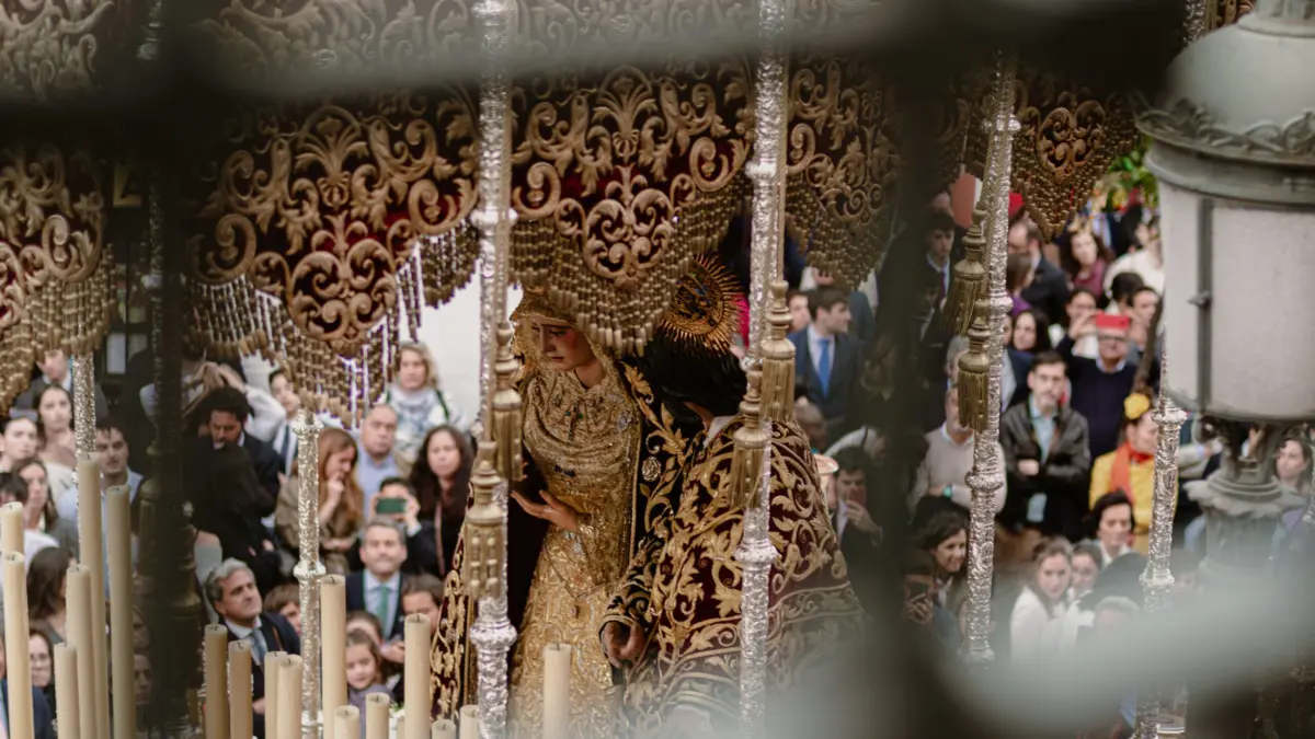 Paso de la Virgen en una procesión de Semana Santa en Sevilla