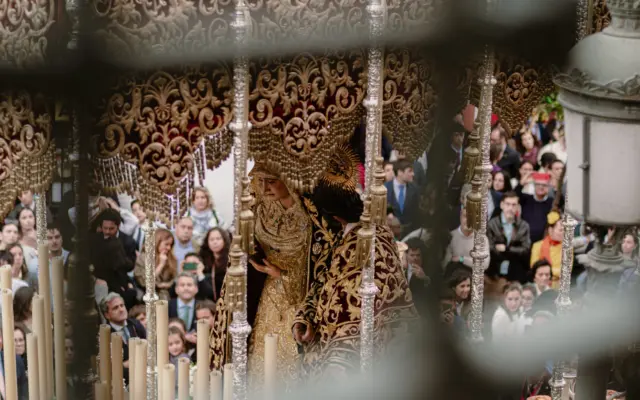 Paso de la Virgen en una procesión de Semana Santa en Sevilla