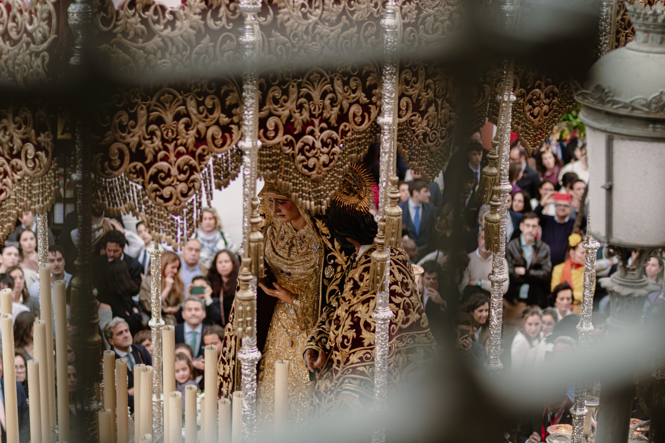 Paso de la Virgen en una procesión de Semana Santa en Sevilla