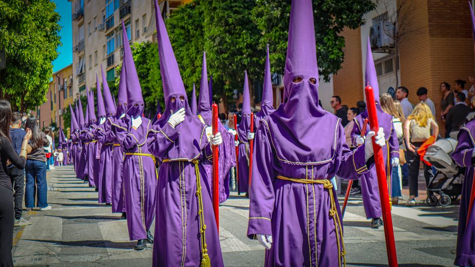 Semana Santa 2027 en España: Sevilla, Málaga y alternativas sin procesiones 2 Procesión de Semana Santa con nazarenos morados en Málaga