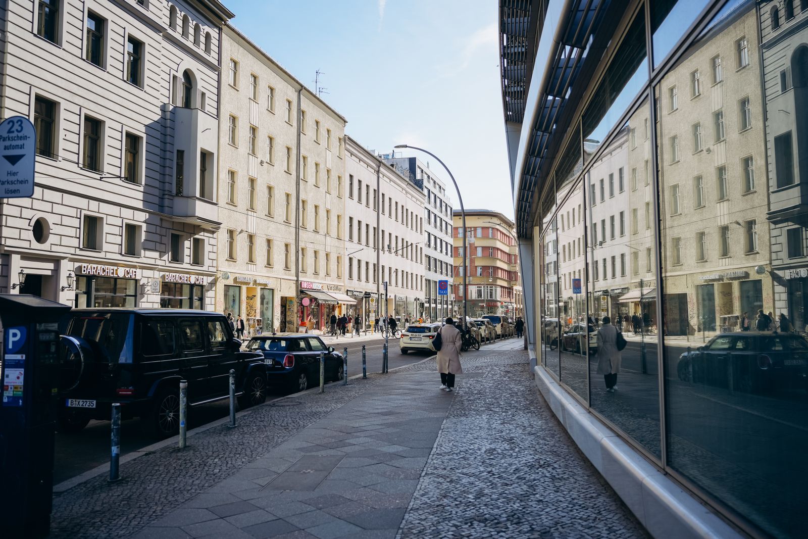 Berlín de compras: de Friedrichstraße al KaDeWe 1 Calle de Berlín con arquitectura moderna y clásica reflejada en cristales