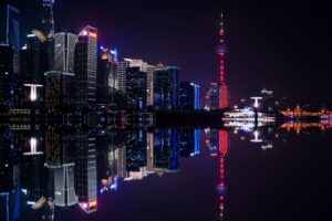 Skyline de Pudong en Shanghái de noche con la Torre de la Perla Oriental