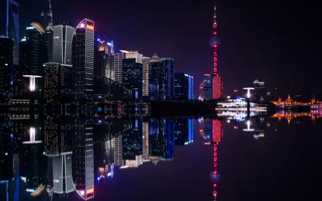 Skyline de Pudong en Shanghái de noche con la Torre de la Perla Oriental