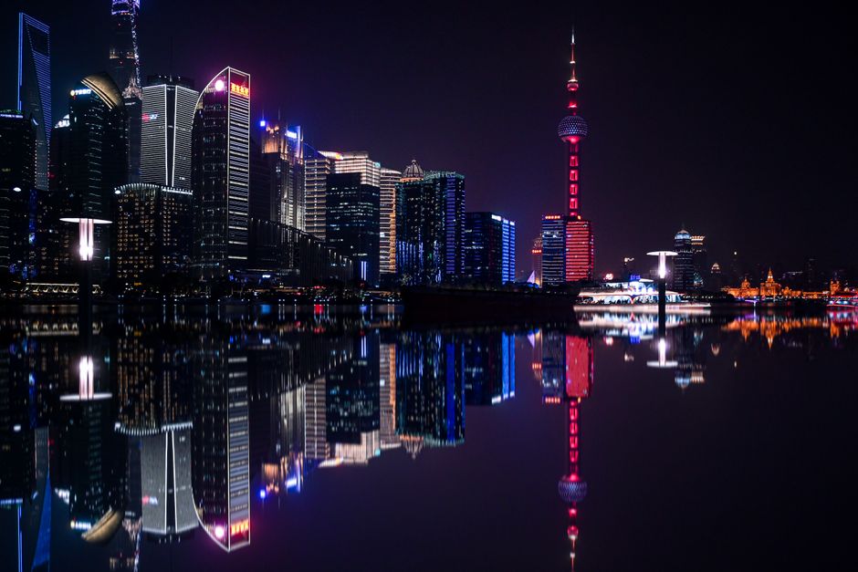 Skyline de Pudong en Shanghái de noche con la Torre de la Perla Oriental