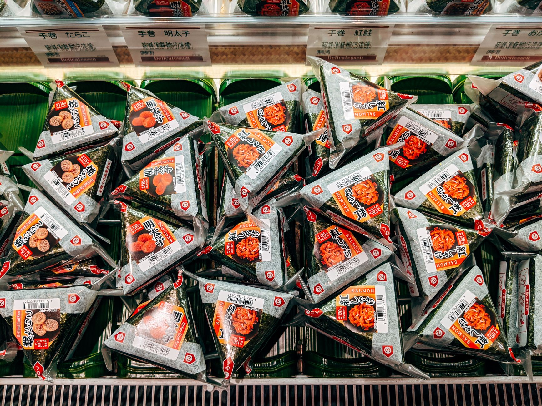 Ramen japonés caldoso en bol tradicional