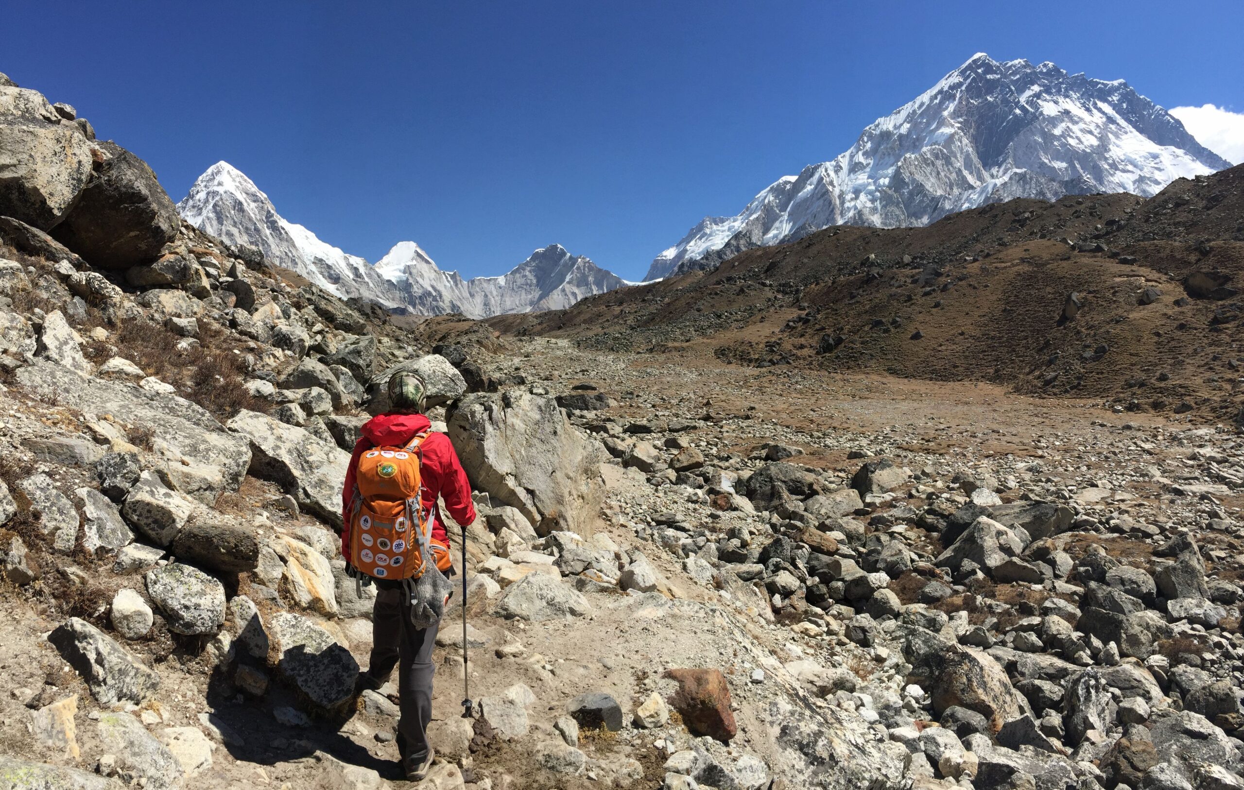 Senderista explora un sendero rocoso del Himalaya en Khumjung, Nepal