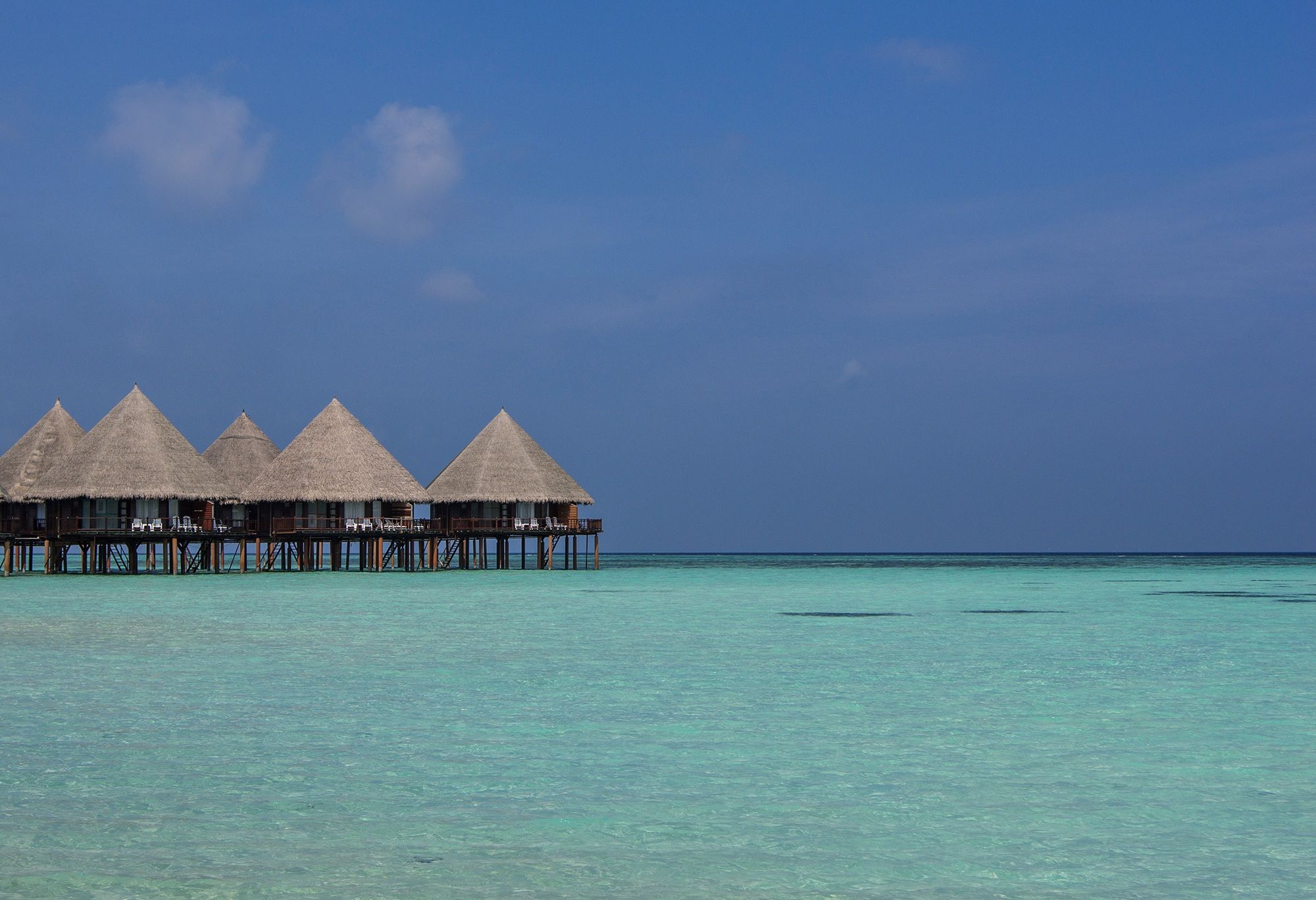 Hoteles bajo el agua: las suites submarinas más espectaculares del mundo 3 Bungalows tropicales sobre el agua en una laguna turquesa