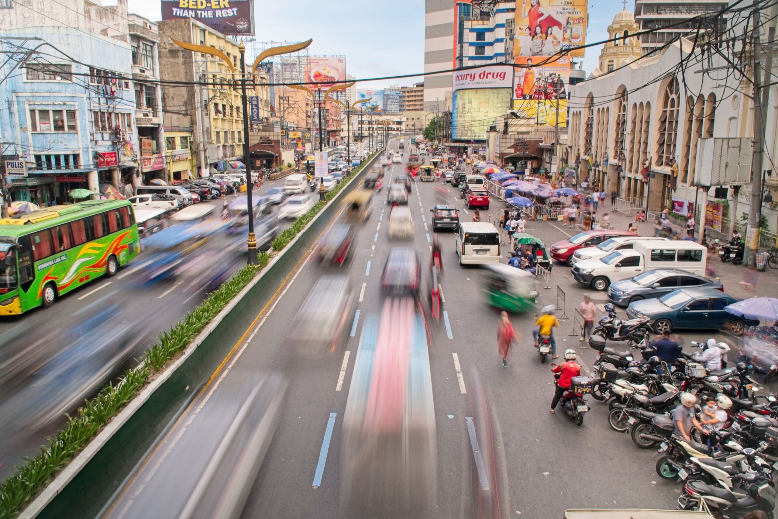 Tráfico y vida urbana en las calles de Manila, Filipinas