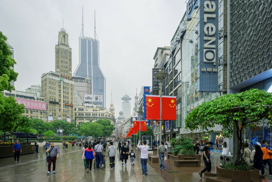 Peatones paseando por Nanjing Road en Shanghái de día