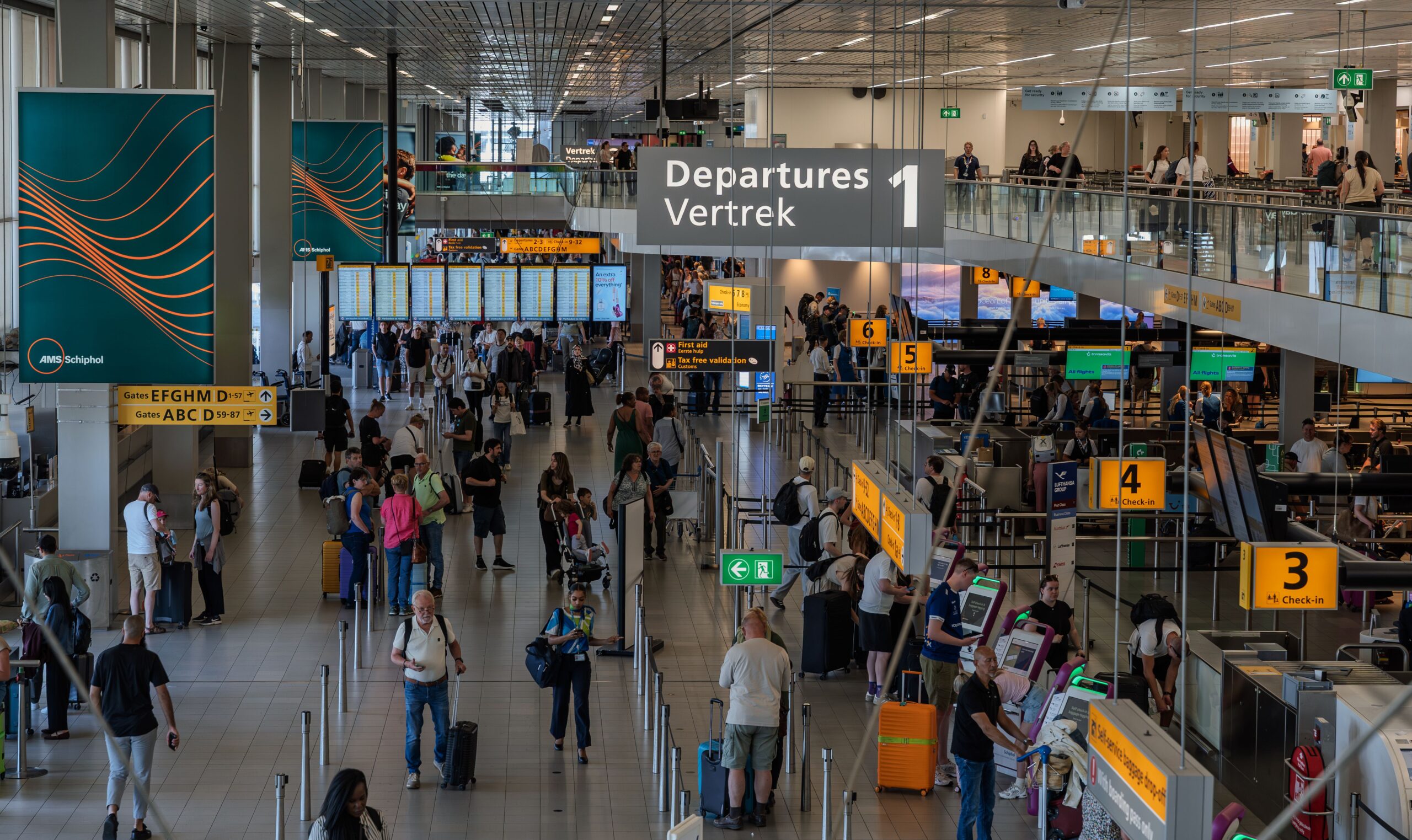 Terminal 5 de Heathrow: guía práctica para volar por T5 3 Multitud de viajeros en la zona de salidas de un aeropuerto