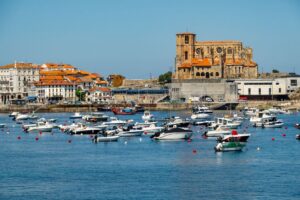 Vista del puerto de Castro Urdiales y la iglesia de Santa María de la Asunción