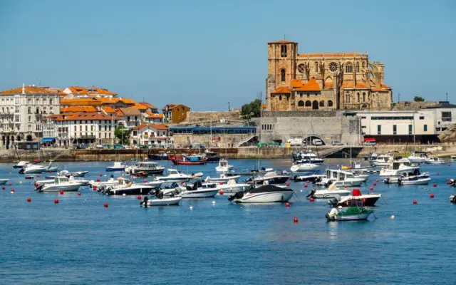 Vista del puerto de Castro Urdiales y la iglesia de Santa María de la Asunción