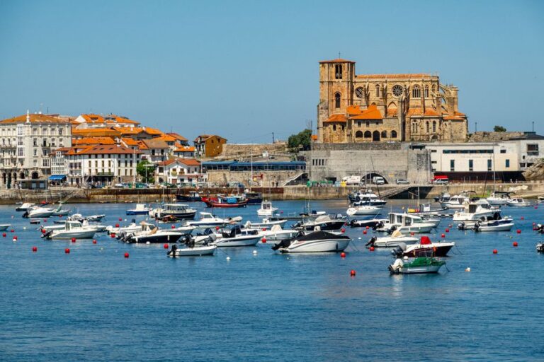 Vista del puerto de Castro Urdiales y la iglesia de Santa María de la Asunción