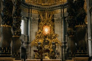 Altar barroco en el interior de la Basílica de San Pedro del Vaticano