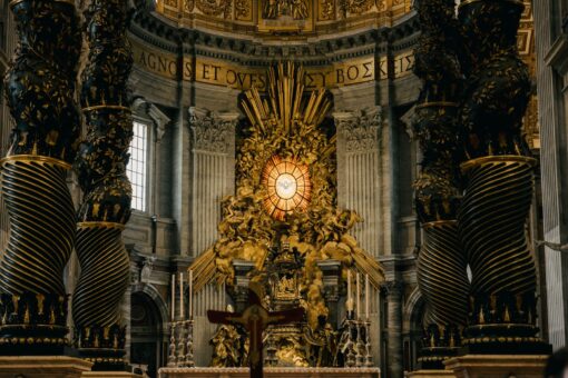 Home Elementor 1 Altar barroco en el interior de la Basílica de San Pedro del Vaticano