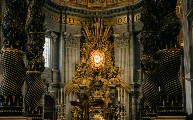 Altar barroco en el interior de la Basílica de San Pedro del Vaticano