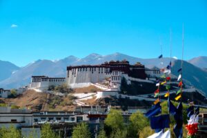 Palacio de Potala en Lhasa, Tíbet, rodeado de montañas