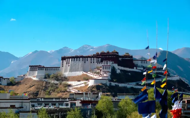 Palacio de Potala en Lhasa, Tíbet, rodeado de montañas