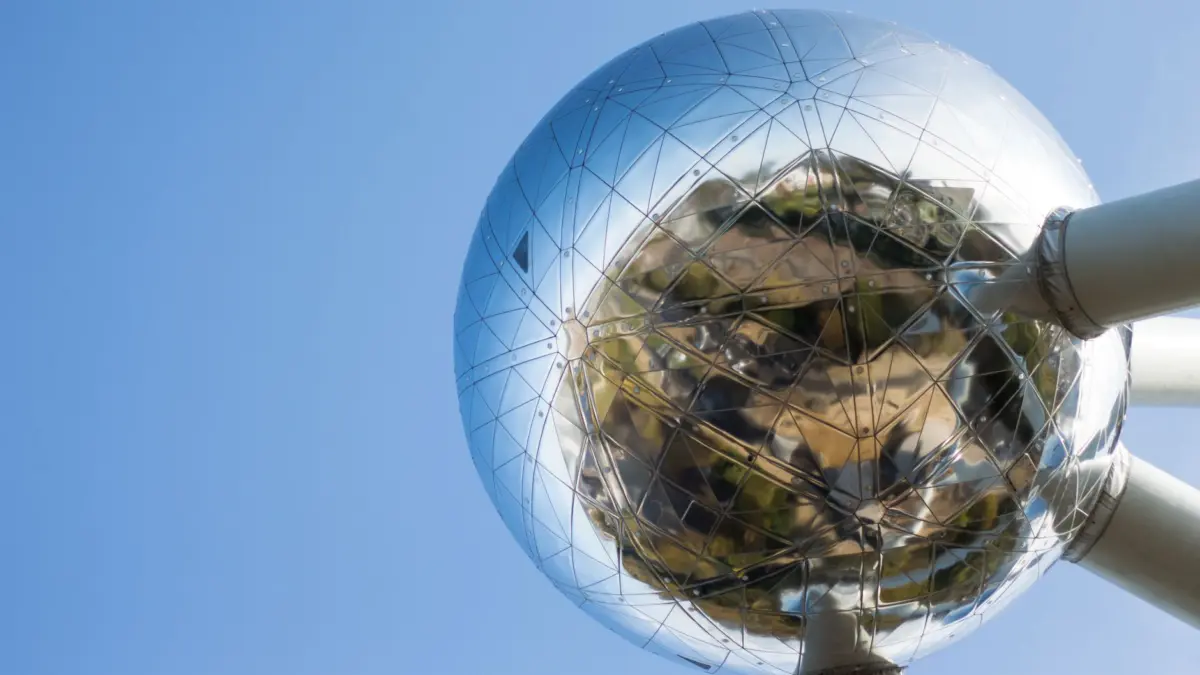 Vista cercana del Atomium en Bruselas con cielo azul