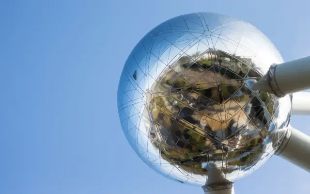 Vista cercana del Atomium en Bruselas con cielo azul