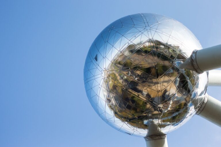 Home Elementor 7 Vista cercana del Atomium en Bruselas con cielo azul