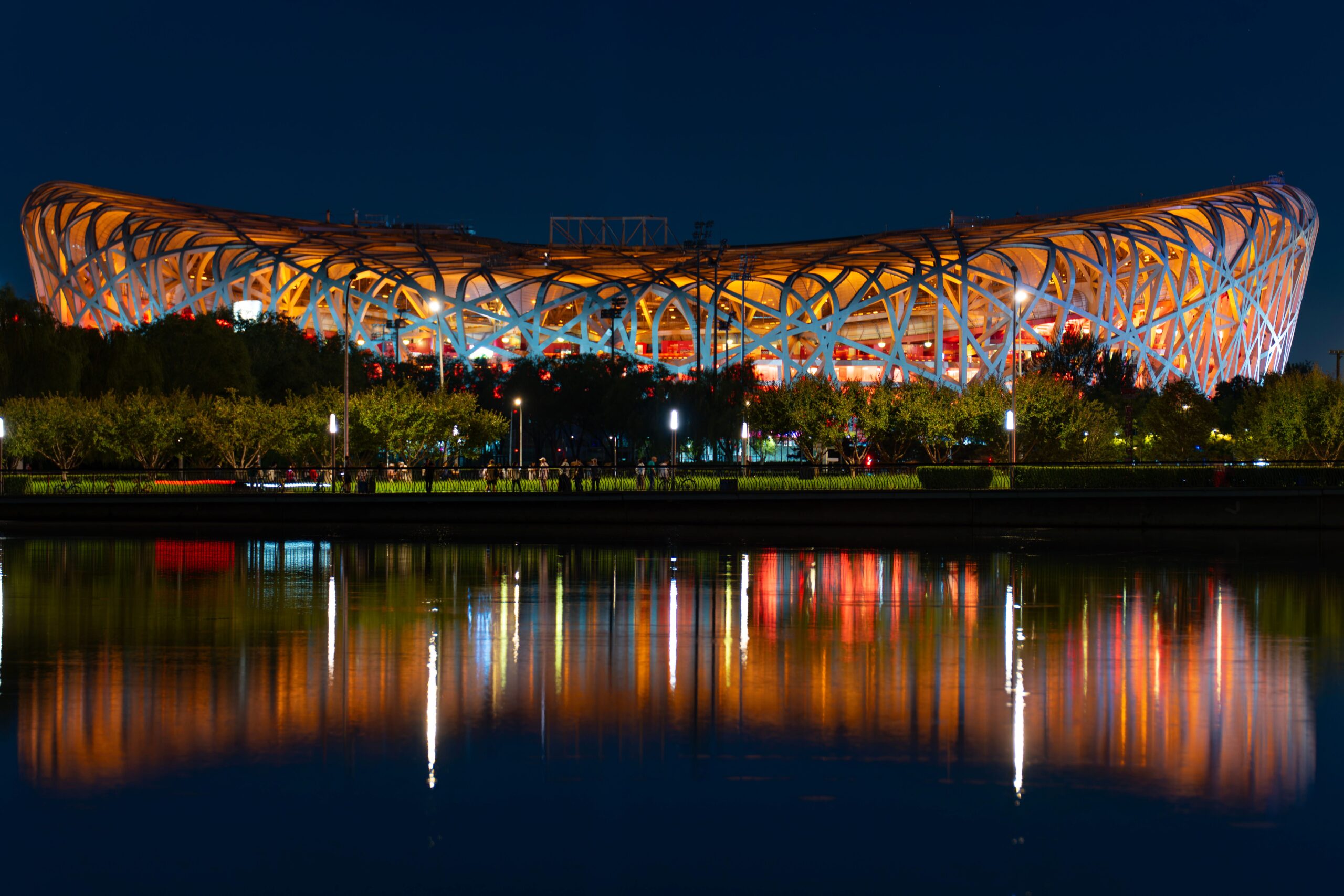 Vista nocturna del Estadio Nacional de Beijing con reflejos de colores