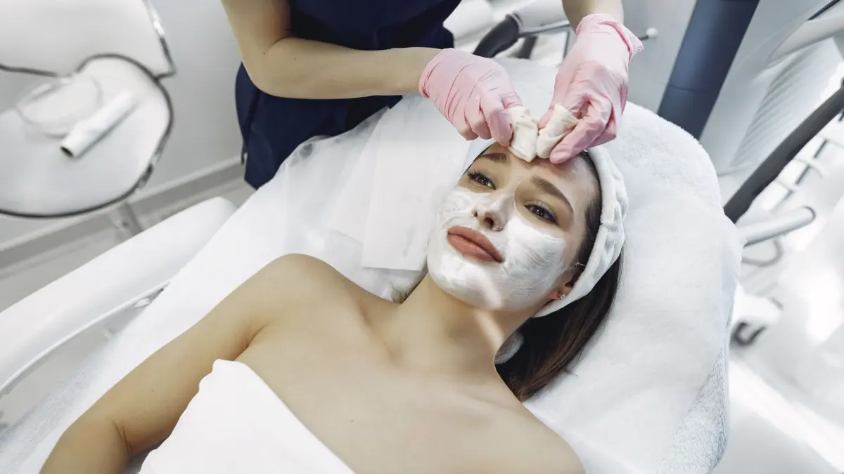 Clínica médica moderna con personal sanitario, turismo de salud en España