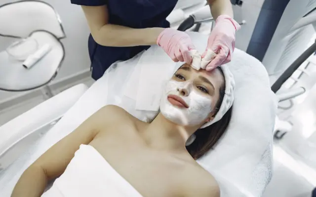 Clínica médica moderna con personal sanitario, turismo de salud en España