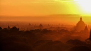 Amanecer dorado sobre los templos y pagodas de Bagan, Myanmar