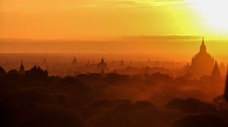 Amanecer dorado sobre los templos y pagodas de Bagan, Myanmar