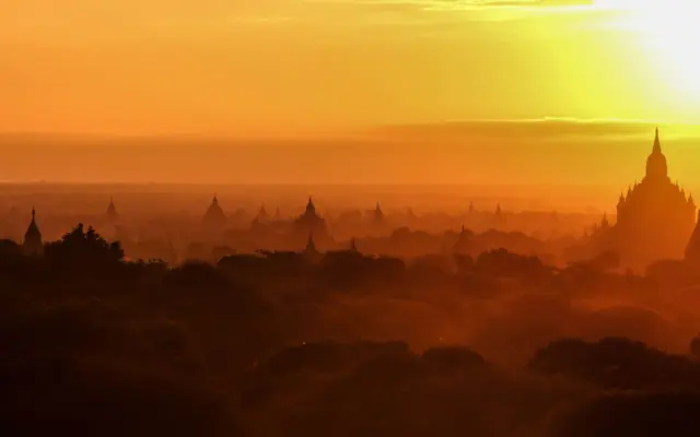 Amanecer dorado sobre los templos y pagodas de Bagan, Myanmar