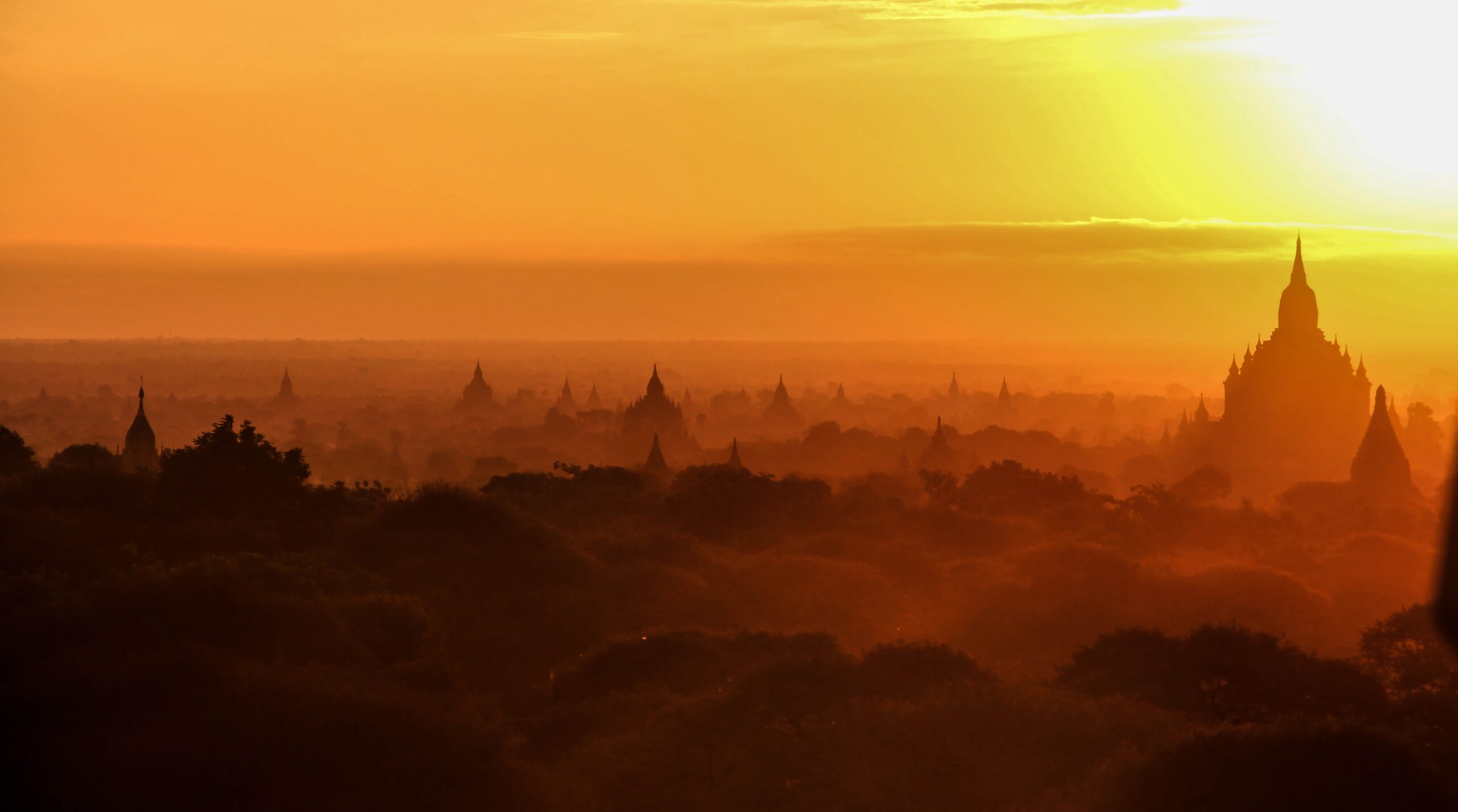 Templos de Bagan en Myanmar: cómo visitarlos y cuándo ir 1 Amanecer dorado sobre los templos y pagodas de Bagan, Myanmar