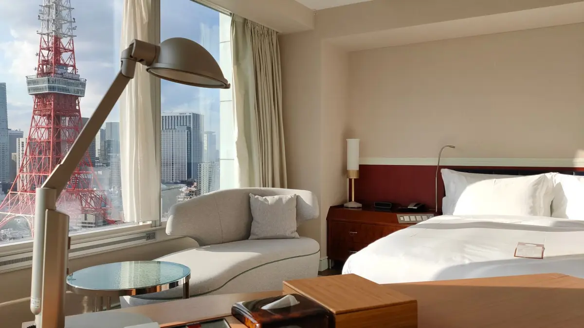 Habitación de hotel de lujo en Tokio con vistas a la ciudad