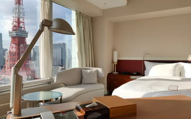 Habitación de hotel de lujo en Tokio con vistas a la ciudad